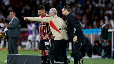 Dorival Júnior dando instrucciones a James Rodríguez en su debut por Copa Sudamericana.