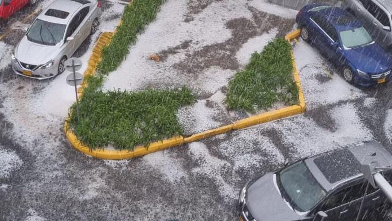 Se reportan fuertes lluvias con granizo en Bogotá.