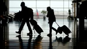 Los viajeros caminan por el Aeropuerto Internacional de Salt Lake City. Las aerolíneas estadounidenses están agregando empleos a medida que el empleo en la industria se extiende desde un mínimo en octubre, cuando decenas de miles de trabajadores de aerolíneas fueron despedidos brevemente después de que expiró la ayuda federal para nóminas. (Foto AP / Rick Bowmer)