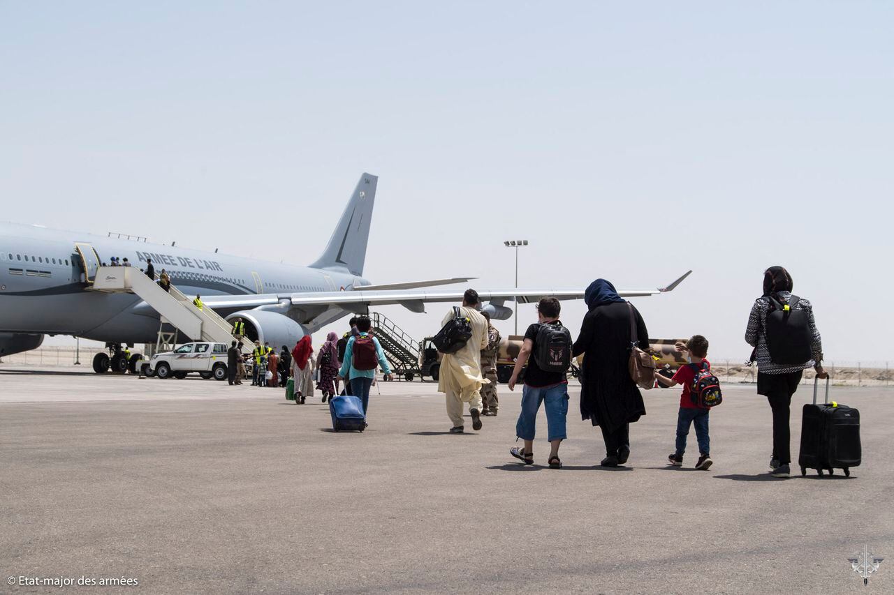 Esta foto del folleto tomada y publicada por el Etat-major des Armees francés el 20 de agosto de 2021 muestra a personas que huyeron de Afganistán subiendo a un Airbus A330 de la Fuerza Aérea Francesa en la base aérea de Al Dhafra, cerca de Abu Dhabi, para volar a Roissy Charles. -Aeropuerto de-de-Gaulle, al norte de París, como parte de la operación "Apagan". - La operación militar denominada "Apagan" se lanzó el 15 de agosto de 2021 con el fin de evacuar a las personas de Afganistán, donde los talibanes se han apoderado del país. (Foto de Handout / ETAT MAJOR DES ARMEES / AFP) / RESTRINGIDO AL USO EDITORIAL - CRÉDITO OBLIGATORIO "AFP PHOTO / ETAT MAJOR DES ARMEES" - SIN COMERCIALIZACIÓN - SIN CAMPAÑAS DE PUBLICIDAD - DISTRIBUIDO COMO SERVICIO A LOS CLIENTES