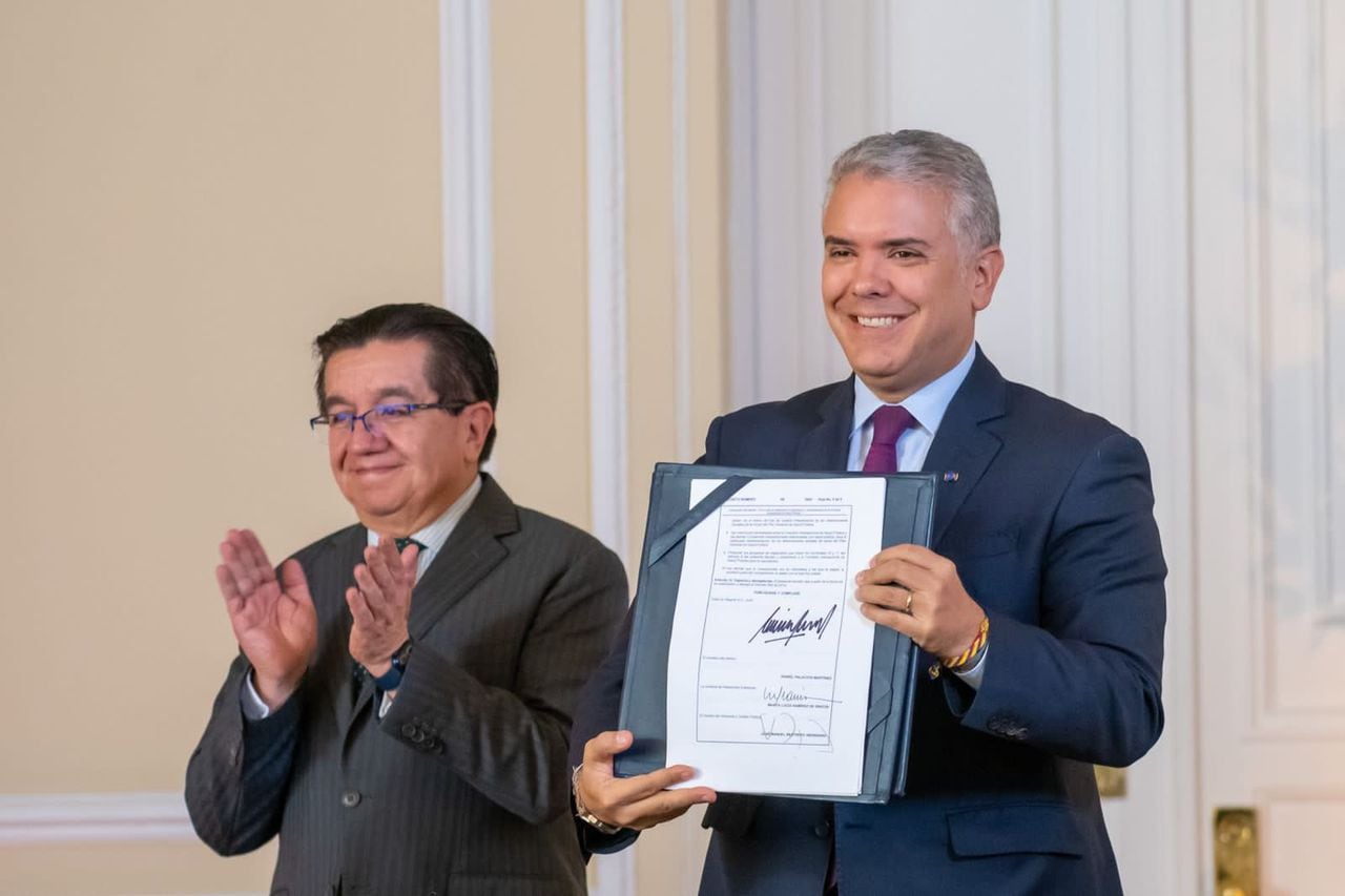 El ministro de Salud y Protección Social, Fernando Ruiz Gómez, y el presidente de Colombia, Iván Duque, en la sanción del Plan Decenal de Salud Pública.