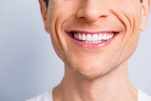 Las arrugas en la boca pueden surgir por el envejecimiento natural.