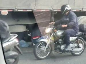 Afortunadamente el motociclista sobrevivió.