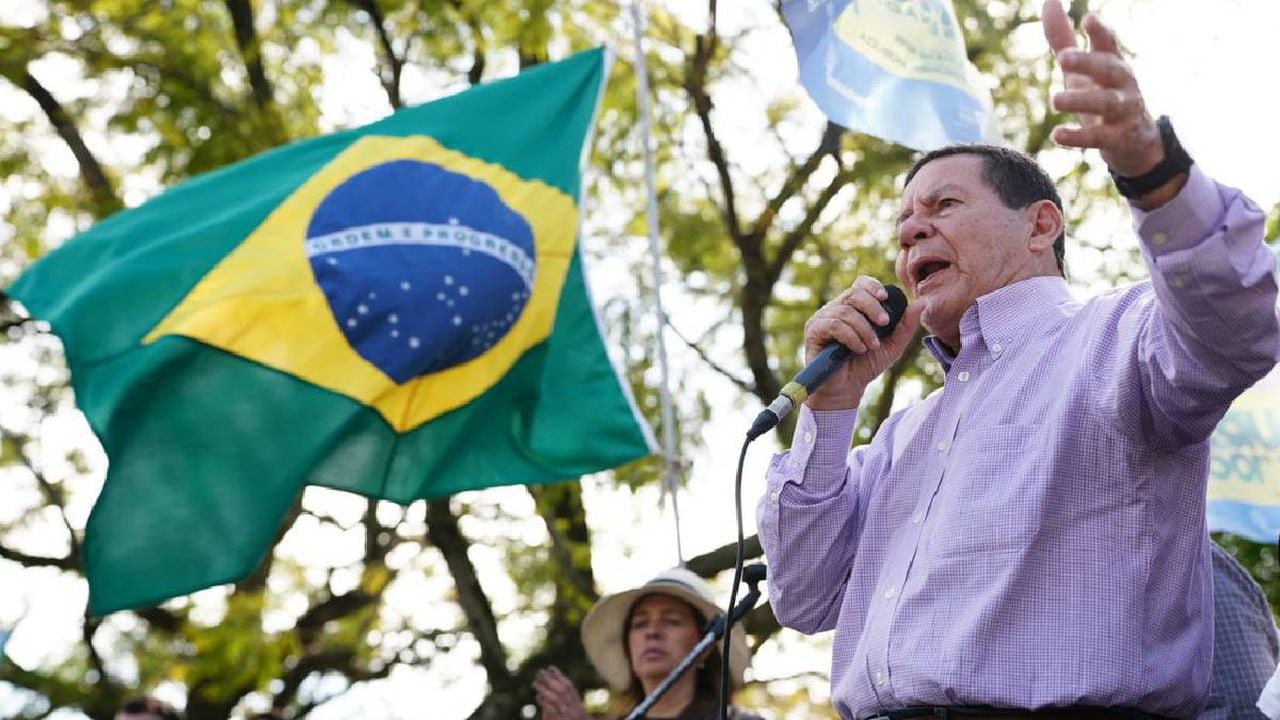 “Hago fila con nuestro Presidente Jair Bolsonaro, agradeciendo a los más de 58 millones de patriotas que creyeron en el proyecto democrático de Dios, Patria, Familia y Libertad! En 2023 seré una de las voces de nuestra derecha en el Senado Federal” dijo el Vicepresidente de Brasil