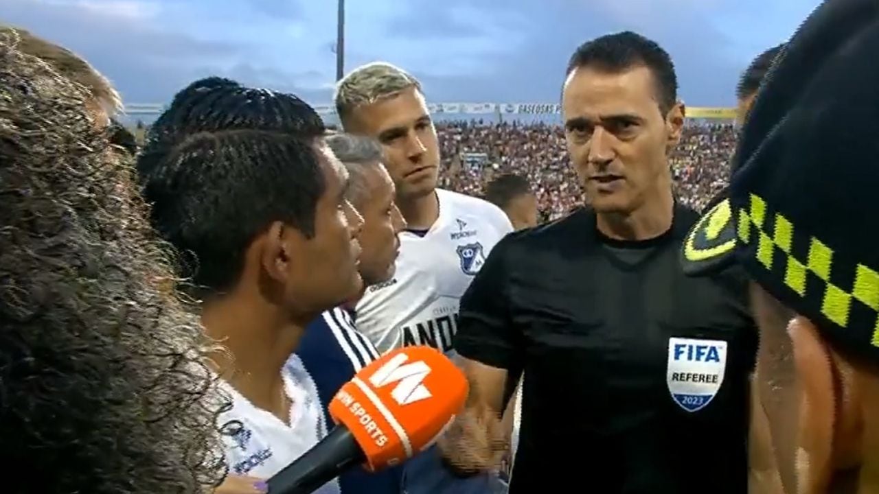 Wilmar Roldán hablando con Macalister Silva y Alberto Gamero, luego del ataque que recibió Daniel Cataño