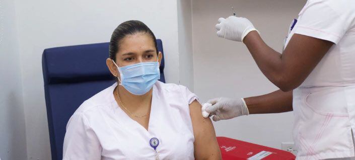 La enfermera Sandra Milena Herrera de la ESE Hospital Universitario del Valle fue la primera vallecaucana en ser vacunada contra el coronavirus.