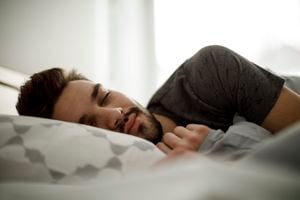 El cuerpo debe descansar por lo mínimo seis horas, según la OMS. Foto: Getty Images.