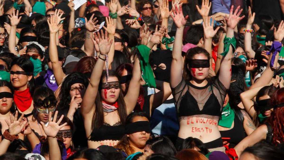 Tras el estallido social en Chile, en octubre de 2019, miles de mujeres salieron a las calles a reclamar por sus derechos. "Un violador en tu camino", del colectivo Las Tesis, se convirtió luego en un himno feminista mundial.