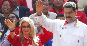 En esta imagen del 20 de mayo de 2019, el presidente de Venezuela Nicolás Maduro y su esposa Cilia Flores saludan a sus simpatizantes a las afueras del palacio presidencial de Miraflores, en Caracas.