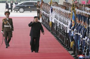 En esta imagen, tomada el 10 de septiembre de 2023 y distribuida por el gobierno de Corea del Norte, el líder norcoreano, Kim Jong Un, saluda a las tropas antes de embarcar en un tren en Pyongyang, Corea del Norte, para viajar a Rusia. (Agencia Central de Noticias de Corea/Korea News Service vía AP)