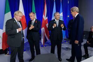 El Primer Ministro del Reino Unido, Boris Johnson; el Presidente de Colombia, Iván Duque Márquez, y el Enviado Especial de EE.UU. para el Clima, John Kerry,. al comenzar la segunda jornada de líderes mundiales en la COP26 en Glasgow