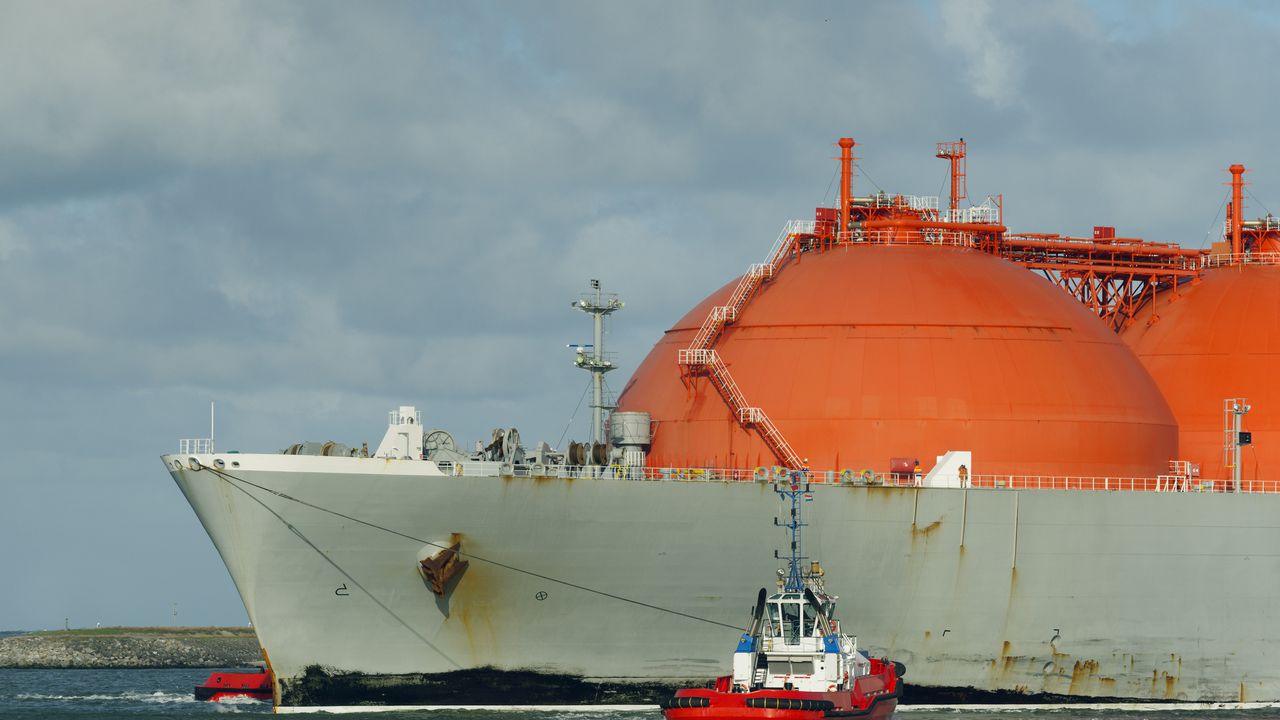 Cisterna de GNL o gas natural licuado que ingresa al puerto de Róterdam, para atracar en la nueva terminal de GNL