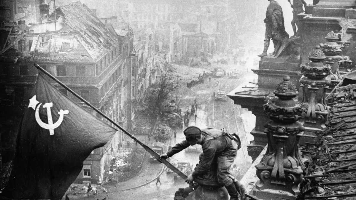El Ejército Rojo levantó la bandera de la Unión Soviética en la cima de Reichstag el 3 de mayo de 1945