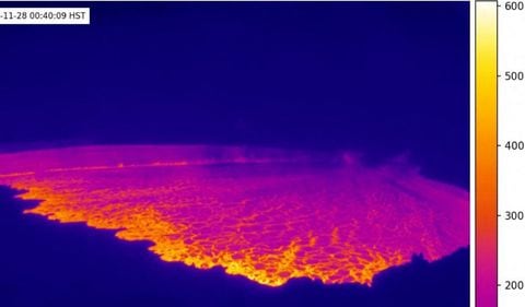 Esta imagen térmica suministrada por el Servicio Geológico de Estados Unidos muestra la lava salir del volcán