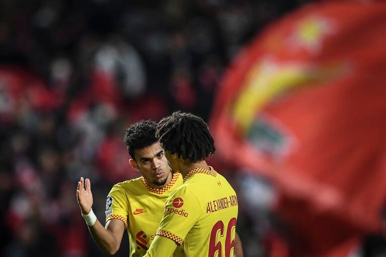 Liverpool's Colombian midfielder Luis Diaz (L) celebrates with Liverpool's English defender Trent Alexander-Arnold at the end of the UEFA Champions League quarter final first leg football match between SL Benfica and Liverpool FC at the Luz stadium in Lisbon on April 5, 2022. (Photo by PATRICIA DE MELO MOREIRA / AFP)