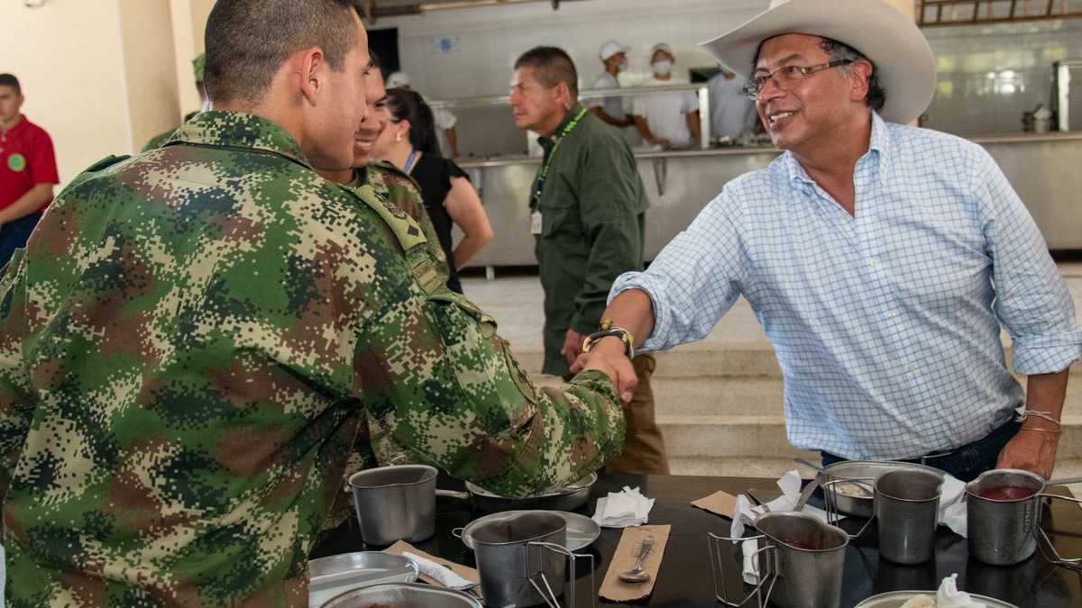 Presidente Gustavo Petro almuerzo con soldados en Apiay