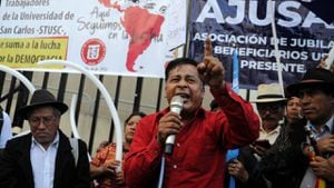 Continúan los bloqueos y manifestaciones en Guatemala tras allanamientos al TSE.