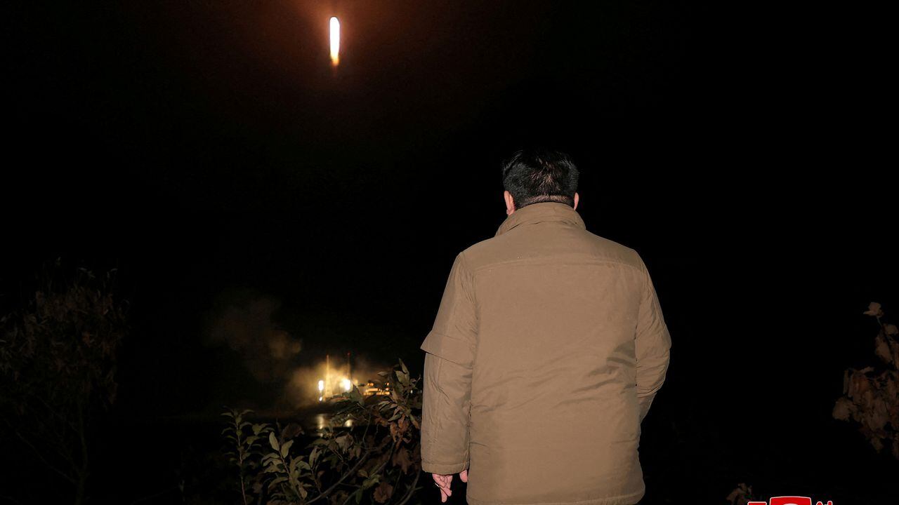 Kim Jong-Un tras el lanzamiento de un cohete a órbita