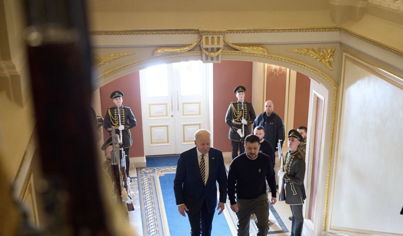 Joe Biden camina en el palacio de Gobierno de Ucrania, junto al mandatario, Volodímir Zelenski