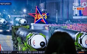 Corea del Norte organizó un desfile militar masivo en Pyongyang para conmemorar el 75 aniversario de la fundación de sus fuerzas armadas, confirmaron sus medios estatales el 9 de febrero, describiendo los misiles balísticos intercontinentales (ICBM) en exhibición como representación de las "capacidades máximas de ataque nuclear" del país. Foto: Getty Images