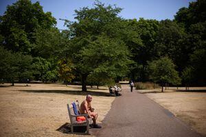 Un hombre descansa en un banco en St. James's Park durante una ola de calor en Londres, Gran Bretaña, el 18 de julio de 2022. Foto REUTERS/Lisi Niesner