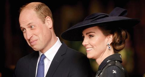El príncipe William y su esposa Kate son muy queridos por su pueblo, superando al rey en popularidad.