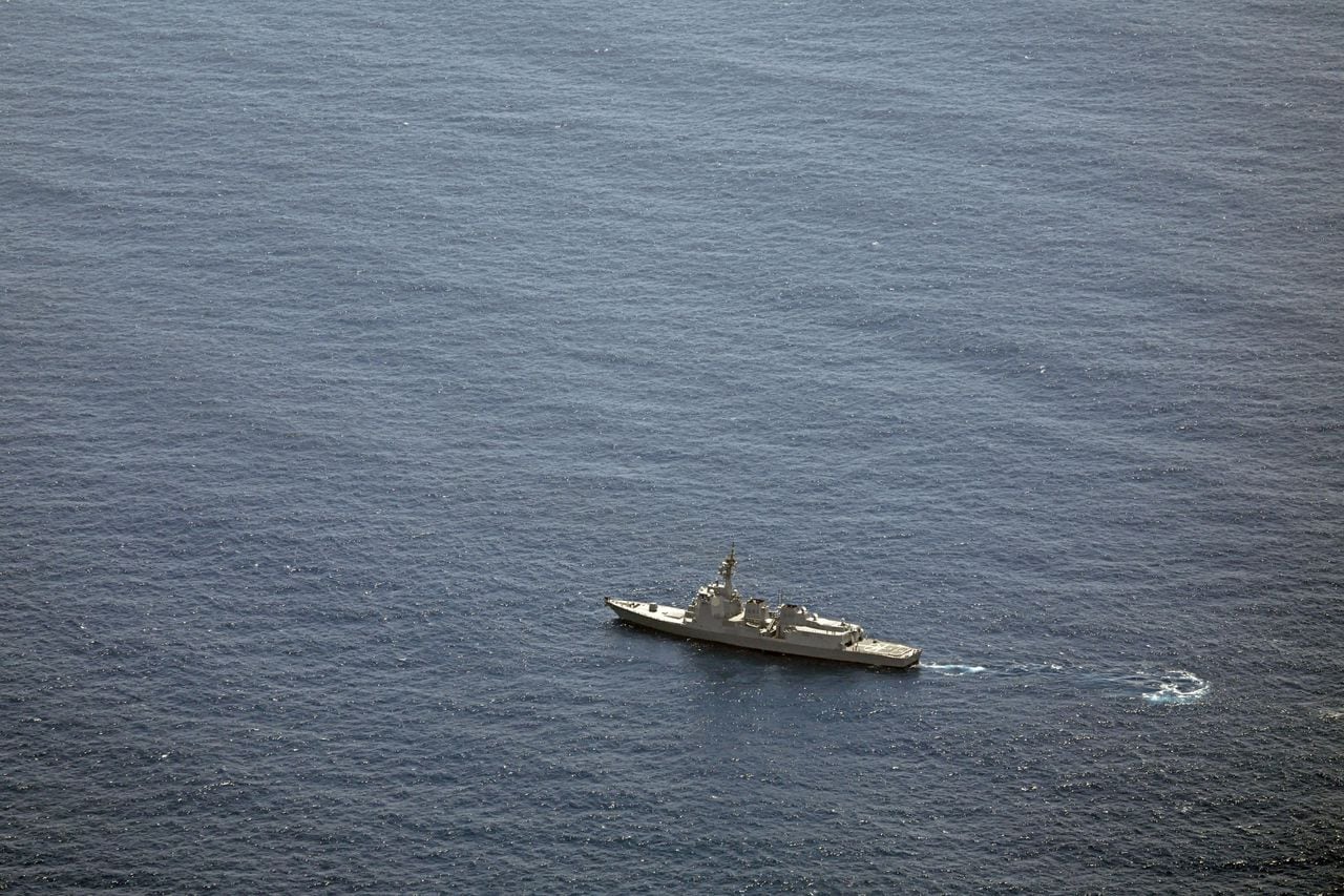 Un buque de la Fuerza de Autodefensa Marítima de Japón (JMSDF) lleva a cabo una operación de búsqueda y rescate en el lugar donde dos helicópteros de la JMSDF se estrellaron en el mar durante un ejercicio de entrenamiento cerca de Torishima, en el remoto grupo de islas de Izu, frente a la costa sur del centro de Japón, en abril.