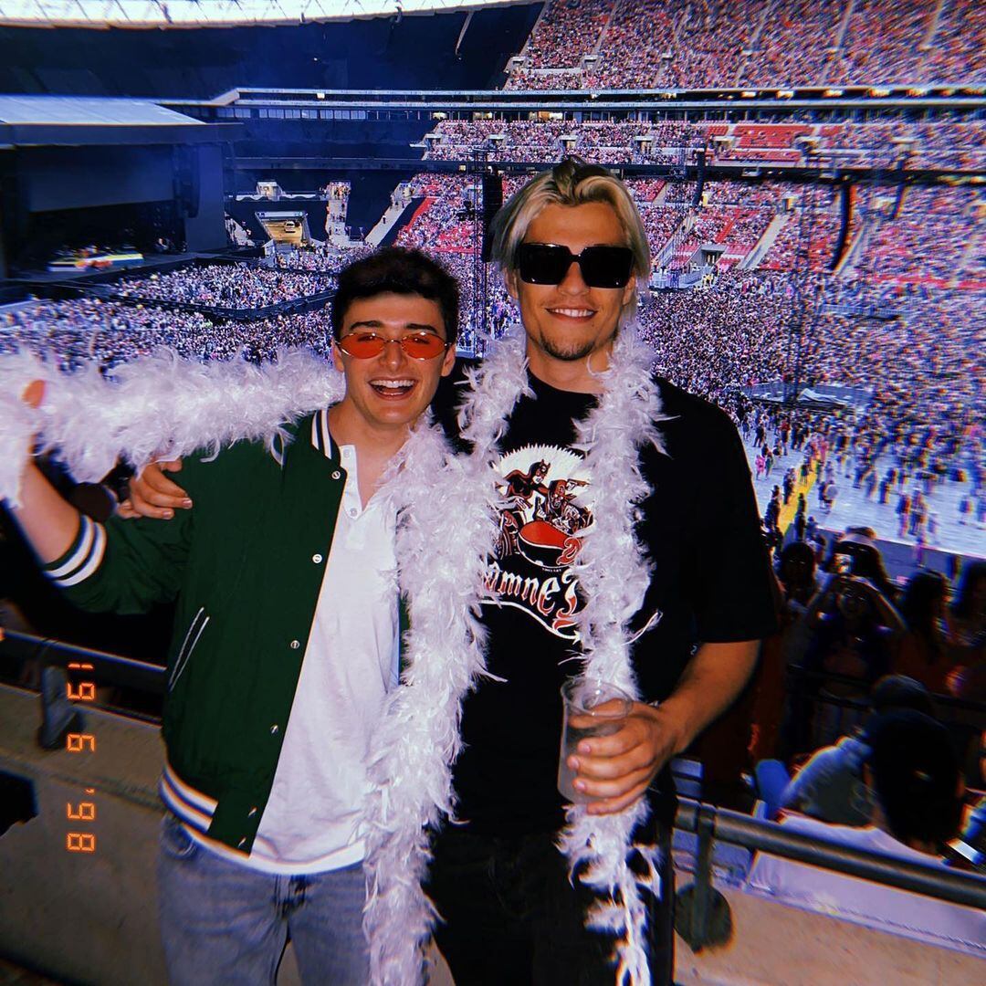 Noah es muy amigo de Jake Bongiovi, el hijo de Bon Jovi y novio de Millie Bobby Brown, su compañera de set. Foto: Instagram @noahschnapp.