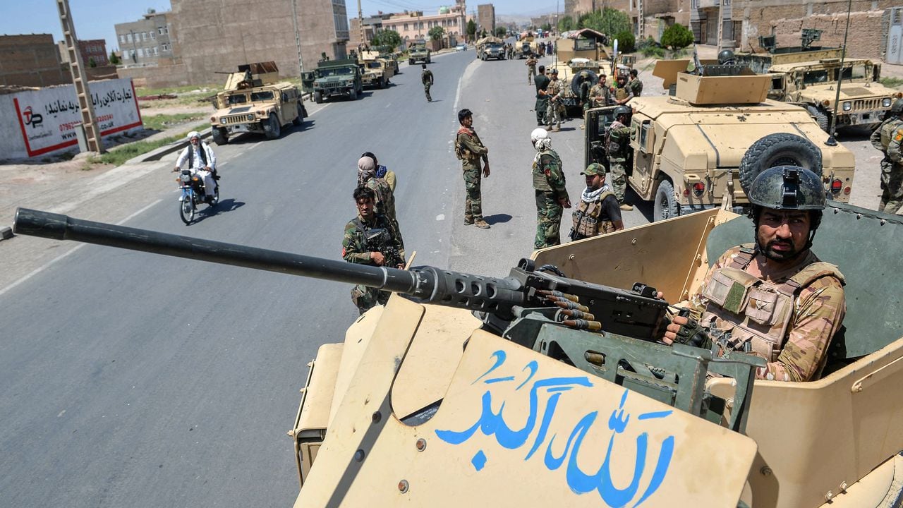 Talibanes atacan aeropuerto de Kandahar, segunda ciudad de Afganistán
