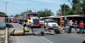 Los bloqueos en la vía Barranquilla - Santa Marta se darían por protestas de las comunidades que piden garantías en los servicios públicos.