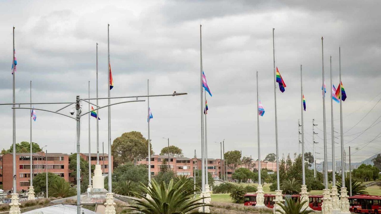 La izada de las 20 banderas que simbolizan a la población LGBTI+ se dio en el Monumento de Banderas, ubicado en la localidad de Kennedy