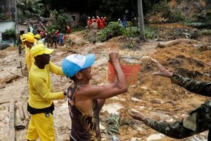 Empleados del ayuntamiento, bomberos, voluntarios y oficiales del ejército trabajan en el sitio donde las casas se derrumbaron debido a un deslizamiento de tierra causado por las fuertes lluvias en Comunidade dos Milagres, en el barrio de Ibura, en Recife, Brasil, el 30 de mayo de 2022. Foto REUTERS/Diego Nigro 