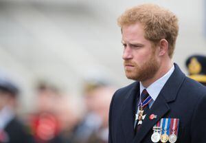 Londres, Inglaterra - 25 de abril: el príncipe Harry asiste al servicio ANZAC en el cenotafio el 25 de abril de 2016 en Londres, Inglaterra. (Foto de Samir Hussein / WireImage)