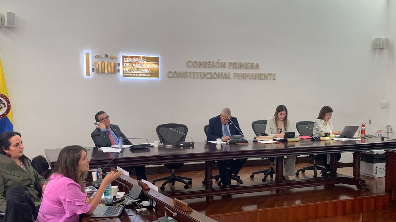 Debate de control político al presidente de Colpensiones, Jaime Dussán, en la Comisión Primera del Senado.