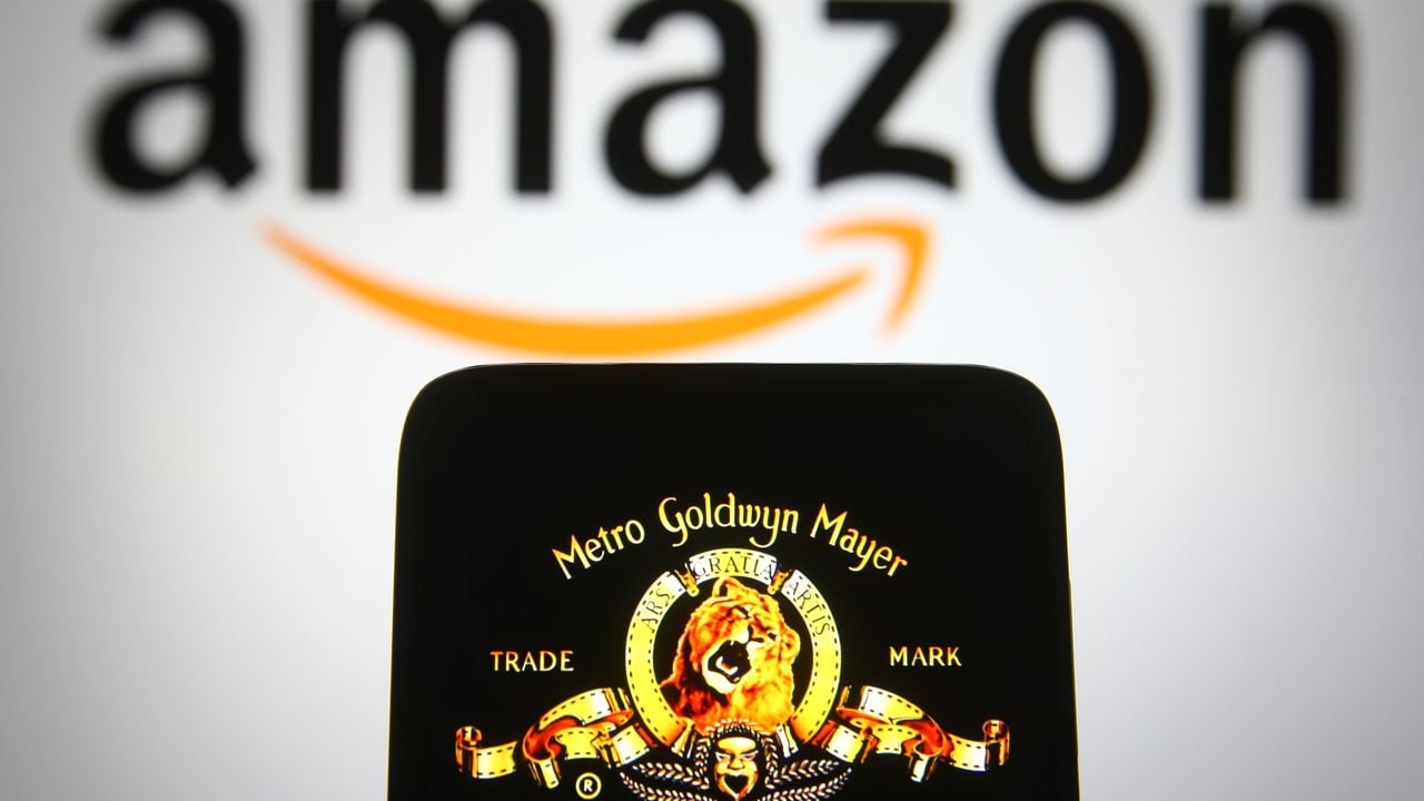 Metro-Goldwyn-Mayer (MGM) y Amazon. (Photo Illustration by Pavlo Gonchar/SOPA Images/LightRocket via Getty Images)