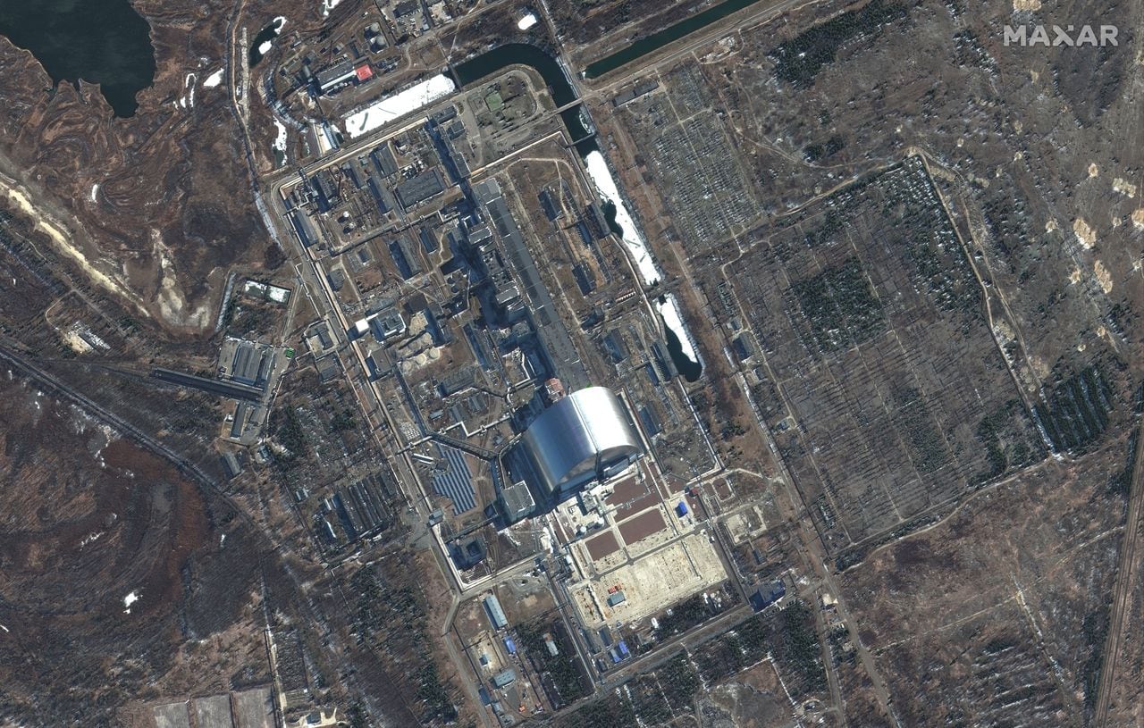 Esta imagen de satélite Maxar tomada y publicada el 10 de marzo de 2022 muestra una descripción general de la planta de energía nuclear de Chernobyl en Pripyat, Ucrania. - Moscú y Kiev están "listos para trabajar" con el organismo de control atómico de la ONU para garantizar la seguridad nuclear, dijo su jefe el 10 de marzo, ya que Ucrania ha perdido "todas las comunicaciones" con la planta de energía nuclear de Chernobyl. (Foto por Imagen satelital  2022 Maxar Technologies / AFP) / RESTRINGIDO A USO EDITORIAL - CRÉDITO OBLIGATORIO "FOTO AFP / Imagen satelital  2022 Maxar Technologies" - SIN MARKETING - SIN CAMPAÑAS PUBLICITARIAS - DISTRIBUIDO COMO SERVICIO A CLIENTES - LA MARCA DE AGUA NO PUEDE SE QUITARÁ/RECORTARÁ / LA MARCA DE AGUA NO SE PUEDE QUITAR/RECORTAR
