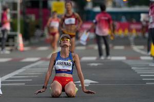 La medallista de plata Sandra Lorena Arenas de Colombia se arrodilla después de cruzar la línea de meta en la caminata de 20 km para mujeres en los Juegos Olímpicos de Verano de 2020, el viernes 6 de agosto de 2021, en Sapporo, Japón. Foto: AP / Eugene Hoshiko.