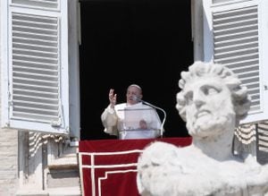 El papa Francisco lamentó este domingo “los ríos de sangre y de lágrimas” que corren en Ucrania. (Photo by Filippo MONTEFORTE / AFP)