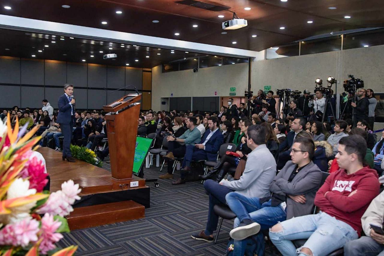 Alcaldesa Claudia López en la Universidad Javeriana en la presentación de los resultados de la encuesta de percepción ciudadana de Bogotá Cómo Vamos