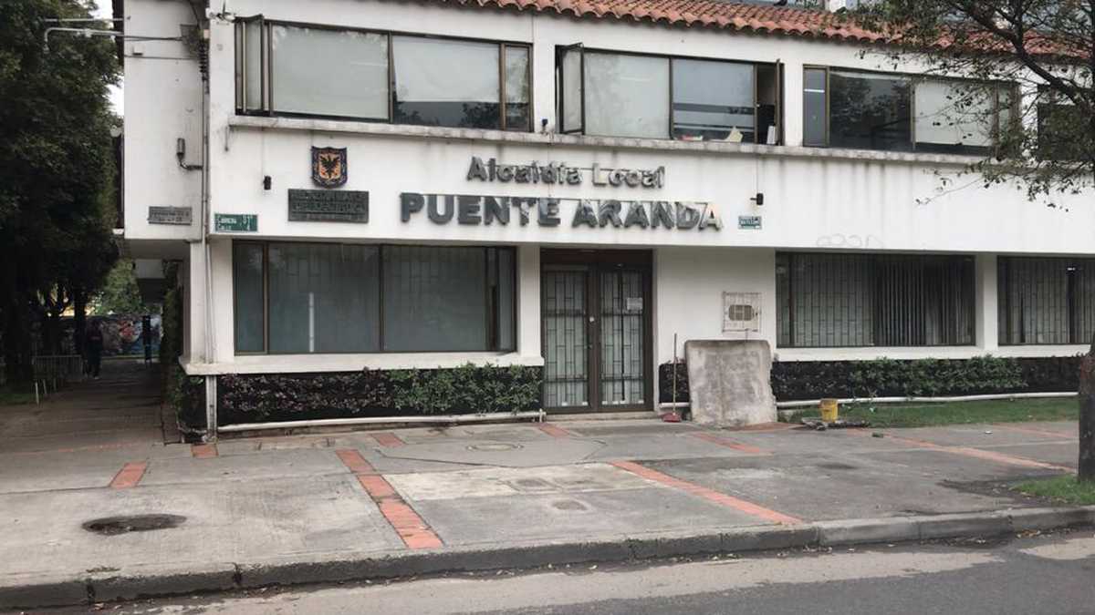 Vecinos de Puente Aranda, Bogotá, se cansaron de hacer solicitudes a la alcaldía local por una cuadra que se convirtió en foco de inseguridad. Curiosamente la misma alcaldía está ubicada en la llamada cuadra del “miedo”.