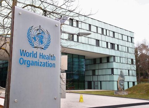 Un logo se muestra fuera de un edificio de la Organización Mundial de la Salud (OMS) durante una reunión del consejo ejecutivo sobre la actualización del brote de coronavirus, en Ginebra, Suiza, el 6 de febrero de 2020. REUTERS/Denis Balibouse
