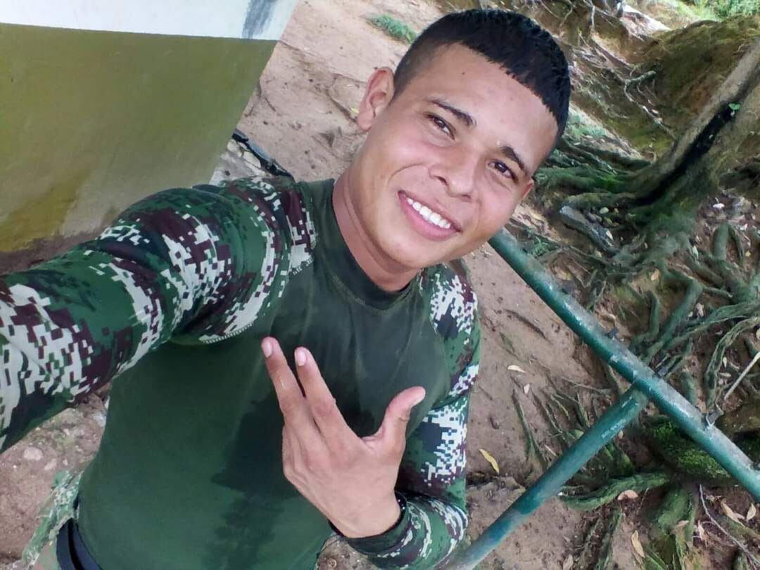 El joven víctima de los hechos tiene fotos con vestimenta del Ejército Nacional