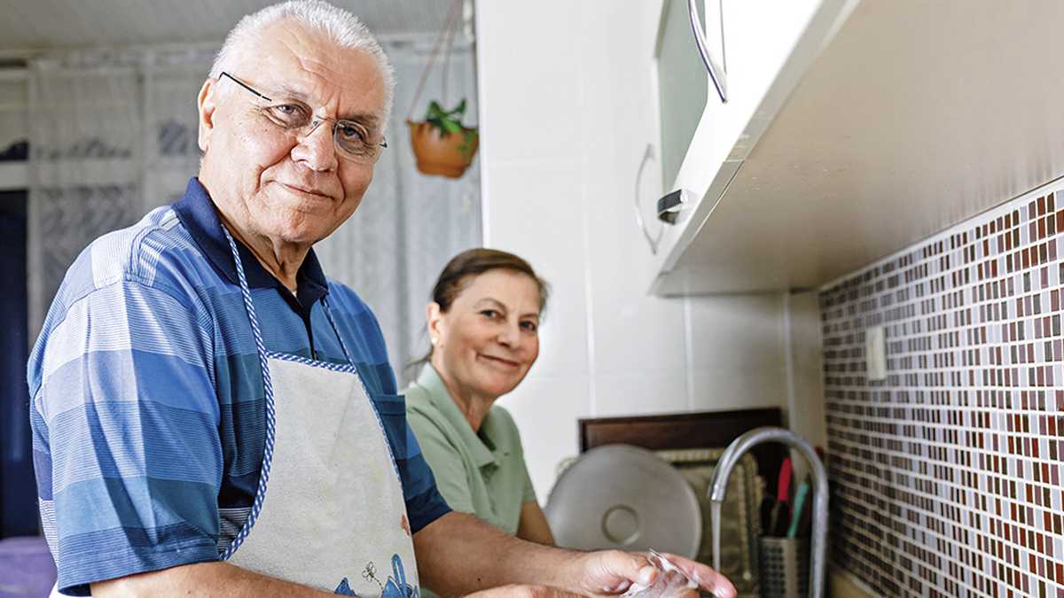  Un estudio hecho por expertos de Singapur descubrió que los adultos mayores que realizan trabajos domésticos tienen mejor memoria y atención. 