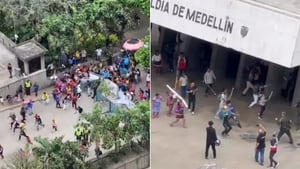 En varios videos quedó registrado el momento cuando cientos de indígenas entraron de manera violenta a la Alcaldía de Medellín.