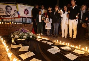 En la noche del pasado 31 de octubre la familia y amigos de Luis Colmenares se reunieron en el parque El Virrey, donde se encontró el cuerpo del universitario, para conmemorar los dos años de su muerte.