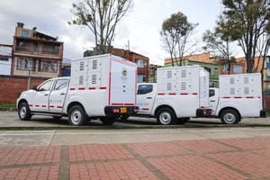 El Instituto Distrital de Protección Animal recibió tres nuevas camionetas para su operación en Bogotá.