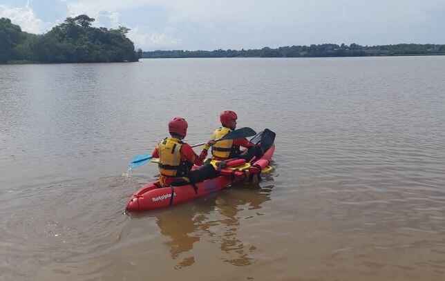 Unidades del equipo de rescate acuático de Bombero realizaron las labores de búsqueda.