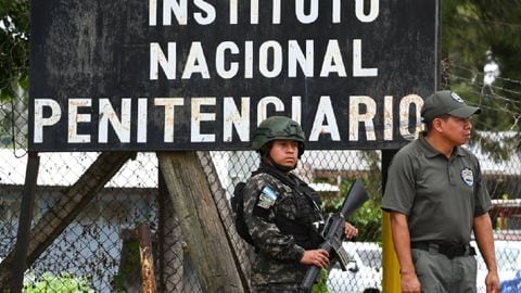 "Se autoriza intervención inmediata con acompañamiento de bomberos, Policía
 y militares, se declara emergencia", dijo la encargada de los centros penitenciarios en Honduras, Julissa Villanueva.