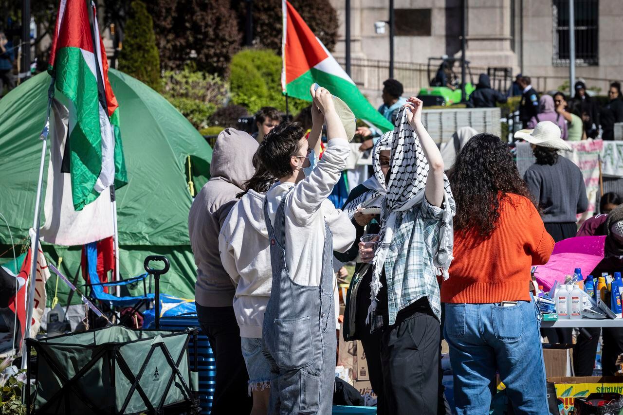 Dos estudiantes conversan en un campamento de protesta a favor de los palestinos, el lunes 22 de abril de 2024, en la Universidad de Columbia, en Nueva York. (AP Foto/Stefan Jeremiah)