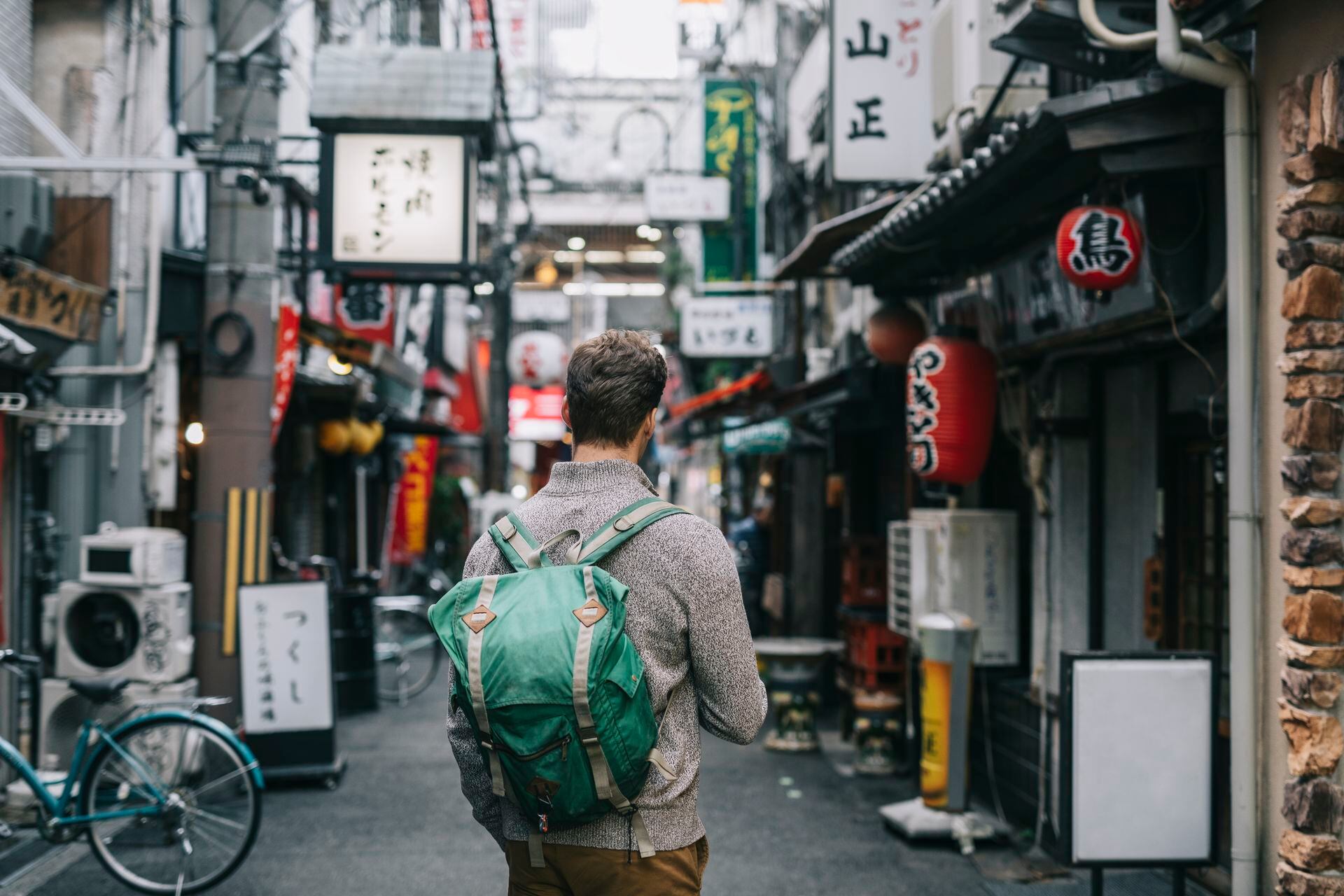 Hombre de viaje en Osaka, Japón